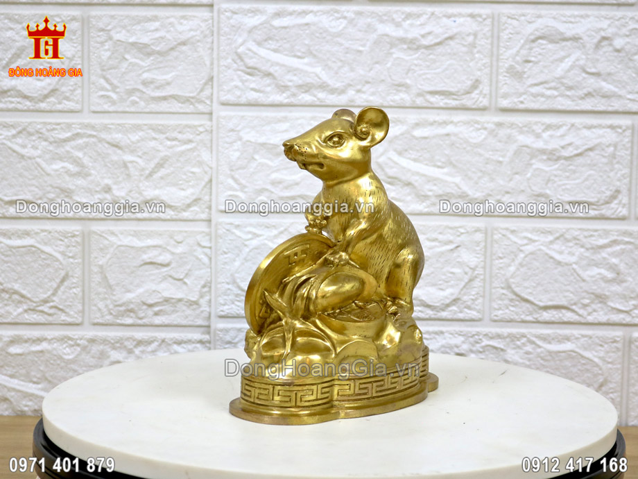 Tượng chuột phong thủy được bày trí tại không gian phòng khách, phòng làm việc